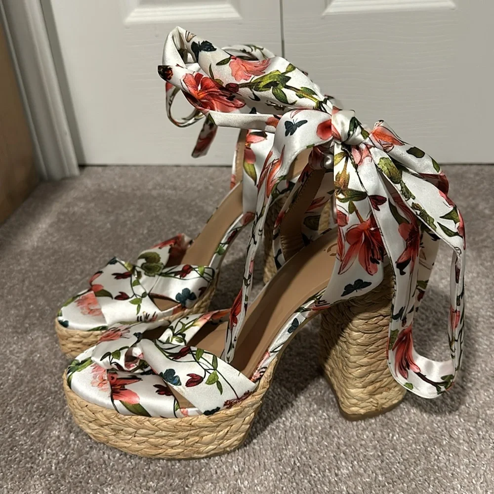 I.N.C. Goldiieef Sandals - Picture 2 of 4